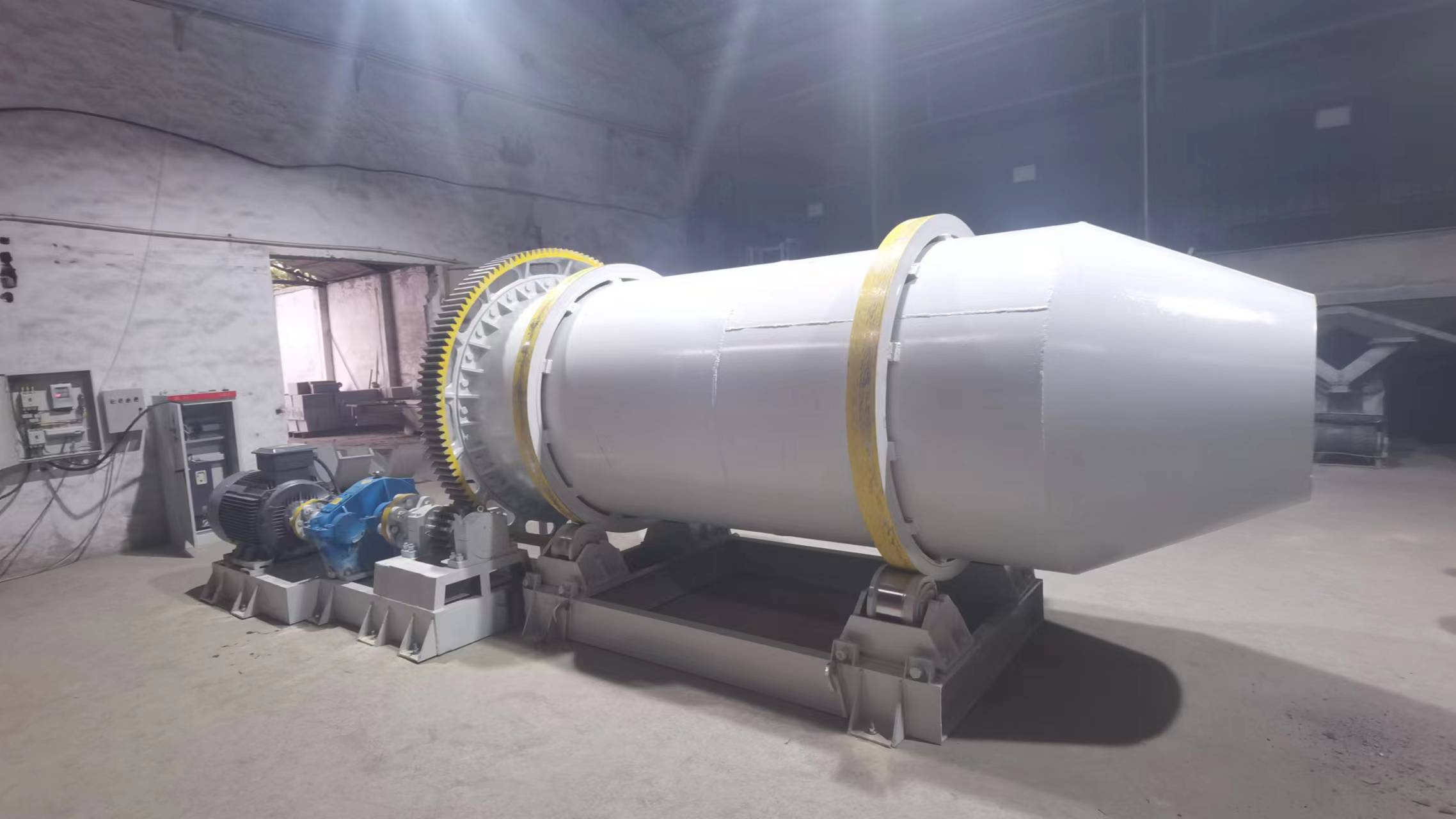 滾筒拋光磨機(jī)在河南省信陽市運(yùn)行，用于硅砂拋圓，效果好